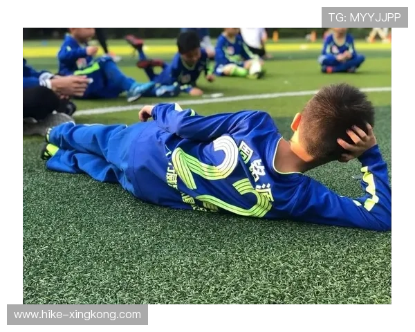 球星与小孩共度欢乐时光 一场激烈的桌上足球对决温馨开启