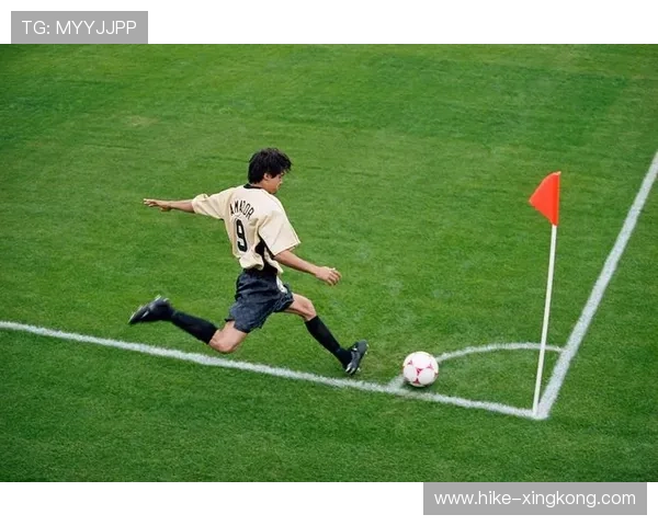 足球明星遭故意犯规被判罚点球引发热议 球迷纷纷讨论判罚公正性