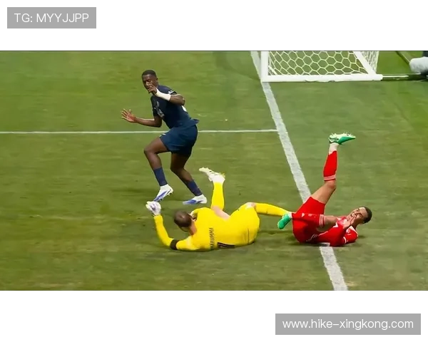 足球球星比赛中意外断腿震惊全场未来职业生涯前景堪忧